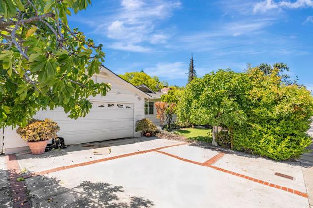 225 W Meadow Drive, Palo Alto CA: https://media.crmls.org/mediaz/c752d6aa-cc19-40ba-b345-e5b8a50bbfbd.jpg
