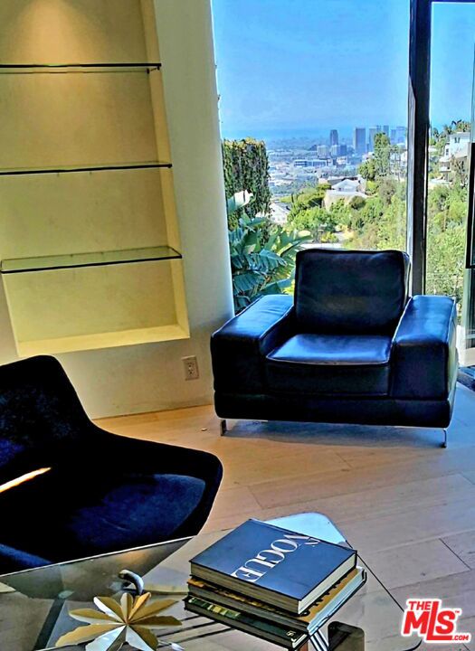 1782 Viewmont Drive, Los Angeles CA: https://media.crmls.org/mediaz/c752f4ef-40ed-496a-996d-1eb529cd1c7d.jpg