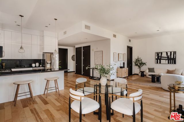 655 S Hope Street, Los Angeles CA: https://media.crmls.org/mediaz/c754d522-7aaa-424a-8246-e0a77c64e1b8.jpg