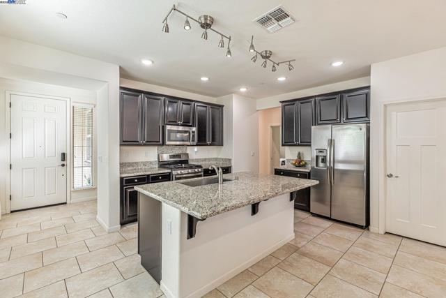 9315 Wild Lilac Cir, Sacramento CA: https://media.crmls.org/mediaz/c75547c3-ea71-44ef-ab6e-3008e3760f31.jpg