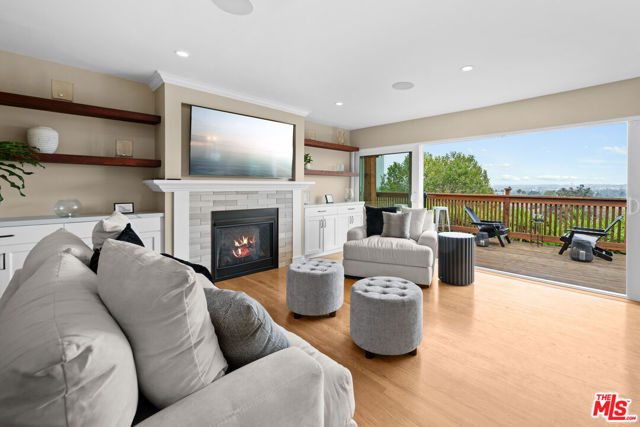 4113 Don Diablo Drive, Los Angeles CA: https://media.crmls.org/mediaz/c7555799-81fb-43ff-b1d7-53b9a57f98be.jpg