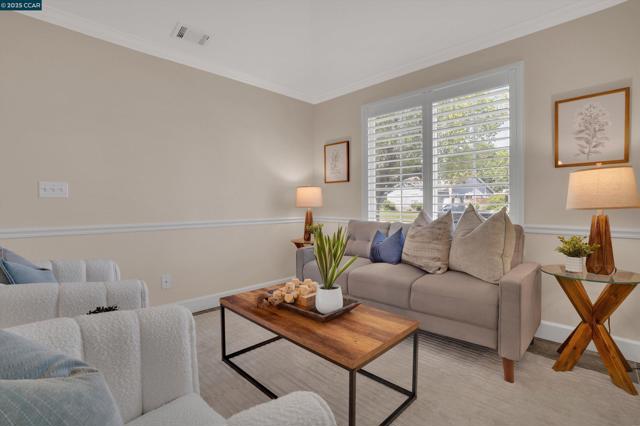 380 Claremont Dr, Brentwood CA: https://media.crmls.org/mediaz/c755d26e-2d8d-4ab2-a3e5-c3025964c460.jpg