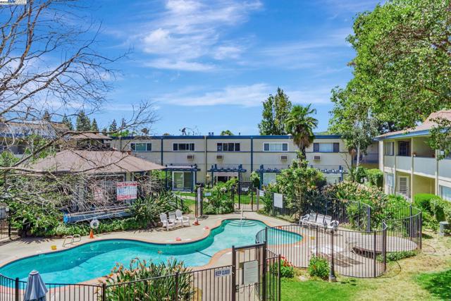 1731 Ellis St, Concord CA: https://media.crmls.org/mediaz/c756102d-f18e-4bef-809d-c5c3f74965f4.jpg