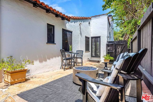 1423 Warnall Avenue, Los Angeles CA: https://media.crmls.org/mediaz/c7567719-1e7d-44fe-b0f1-be188d919057.jpg