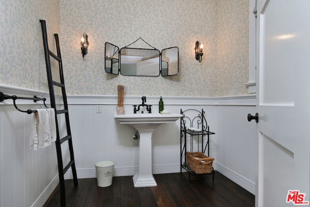 Image 12 of 55 For 3640 Longridge Avenue