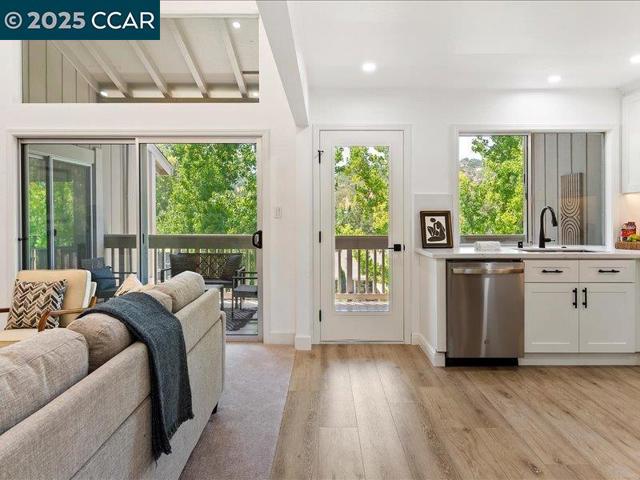 2175 Cactus Ct, Walnut Creek CA: https://media.crmls.org/mediaz/c75760a4-831b-4c9e-86fb-9d844e49d10a.jpg