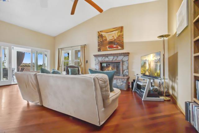 3565 Star Ridge Rd, Hayward CA: https://media.crmls.org/mediaz/c757b295-dc1f-480d-9050-fefc2380e86f.jpg