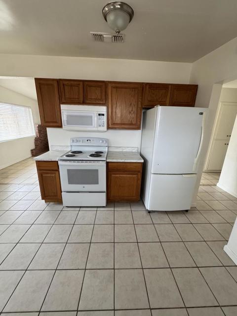 5958 El Reposo Street, Joshua Tree CA: https://media.crmls.org/mediaz/c757c8e2-67c8-4b6d-b949-4ae738604d64.jpg