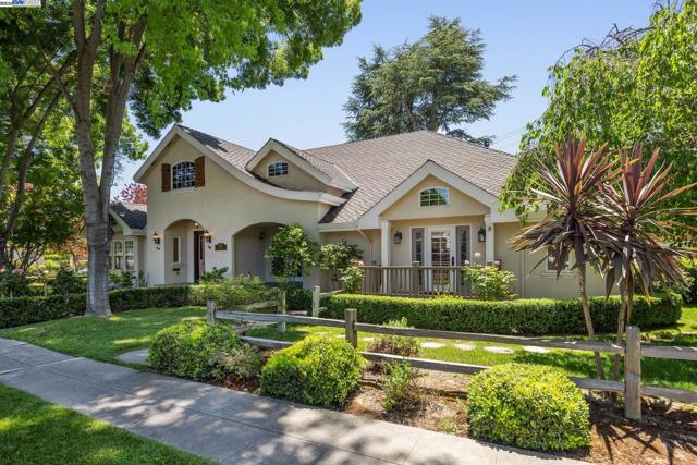 628 Saint Mary St, Pleasanton CA: https://media.crmls.org/mediaz/c757de24-67d2-497a-9c5b-128230e454bd.jpg