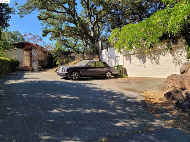 40 Hilldale Ct, Orinda CA: https://media.crmls.org/mediaz/c757e7be-57a5-4251-b7a3-7ca9b2581c0f.jpg