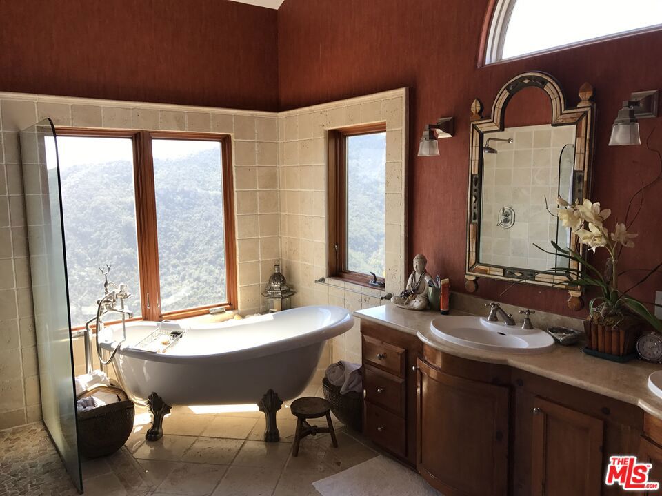 https://media.crmls.org/mediaz/c7582af7-8019-485e-89c0-1afb1b564d43.jpg?preset=X-Large
