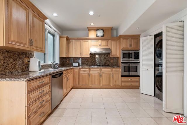 121 N Almont Drive, Beverly Hills CA: https://media.crmls.org/mediaz/c758f456-1608-415e-b32c-22164c7045a6.jpg