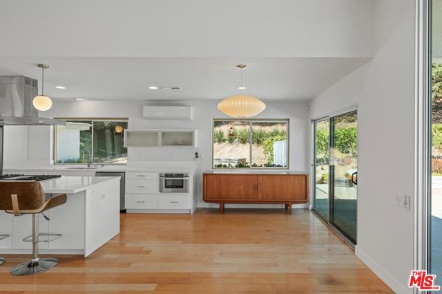 4207 Michelangelo Avenue, Woodland Hills CA: https://media.crmls.org/mediaz/c7595563-bd07-499c-bf3b-0712541b2f48.jpg