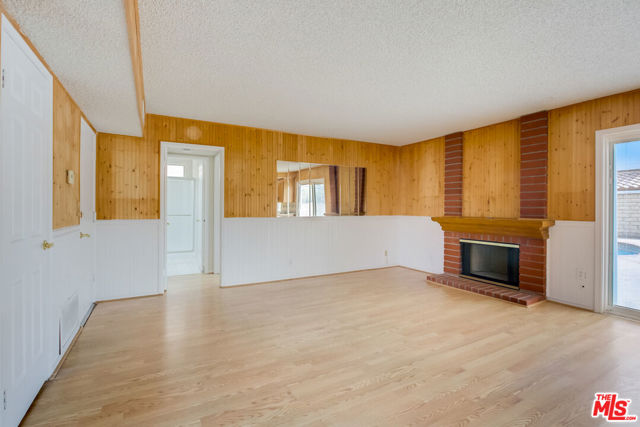 14610 Kinzie Street photo 8