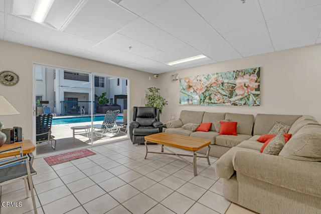 300 N El Molino Avenue, Pasadena CA: https://media.crmls.org/mediaz/c75d3277-fd86-46f1-acc6-b127065eade3.jpg