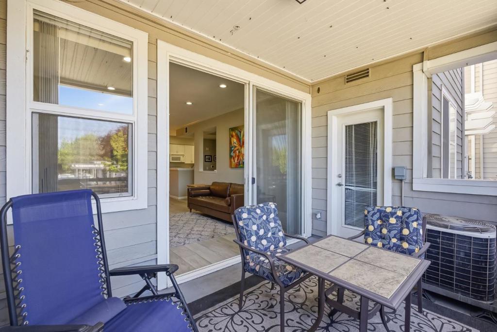 https://media.crmls.org/mediaz/c75da3bd-ecaf-4dca-b19e-5b2368fef0db.jpg?preset=X-Large