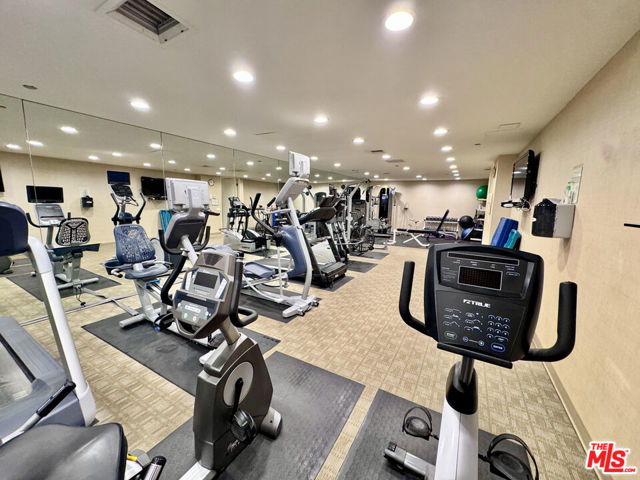 300 N Swall Drive, Beverly Hills CA: https://media.crmls.org/mediaz/c75daca4-aa17-4a9a-bf2b-46f70bd2ebfb.jpg