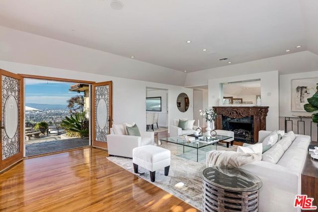 3595 Wonder View Drive, Los Angeles CA: https://media.crmls.org/mediaz/c75e0f0a-5a5f-4738-a9c2-828f2dacdfa9.jpg