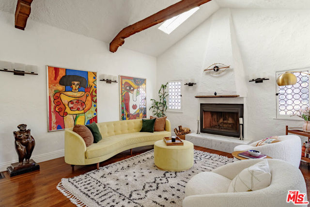 2251 N Cahuenga Boulevard, Los Angeles CA: https://media.crmls.org/mediaz/c75ea12f-c545-47aa-b2e8-e98e1394e921.jpg
