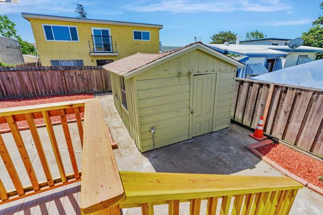 2720 Short St, Oakland CA: https://media.crmls.org/mediaz/c75f0001-bc3b-46ea-a9be-4825ee2abcc9.jpg