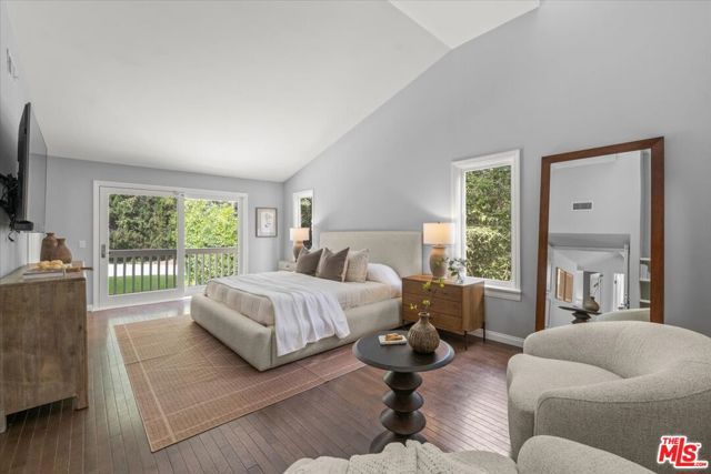 10411 Windtree Drive, Bel Air CA: https://media.crmls.org/mediaz/c75f1293-43ad-47a9-914f-c121834788c9.jpg