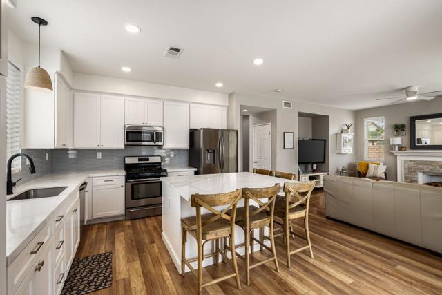 37590 Severn Place, Indio CA: https://media.crmls.org/mediaz/c7602259-9345-4992-a325-6d0d94b309f7.jpg