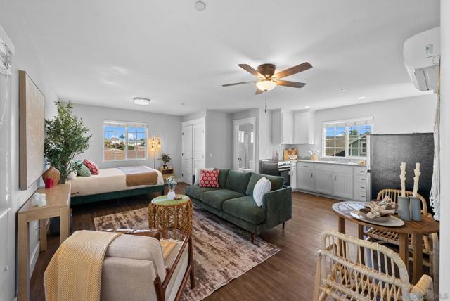 523 9th St, Imperial Beach CA: https://media.crmls.org/mediaz/c7609f7d-2311-493c-93ff-d3dfa4fd44e6.jpg