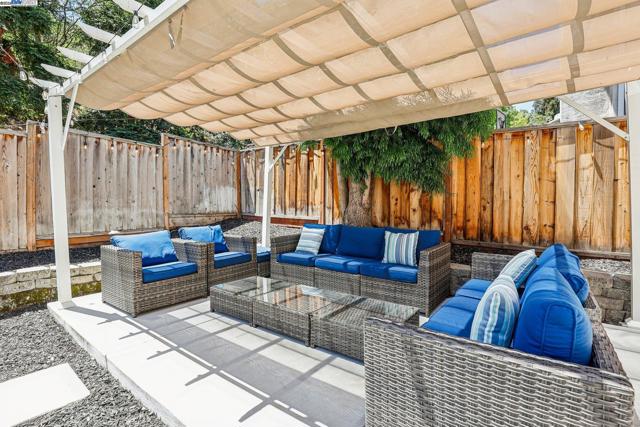 1060 Green Point Ct, Concord CA: https://media.crmls.org/mediaz/c762fb08-3ab6-4844-a88d-f1b489768130.jpg