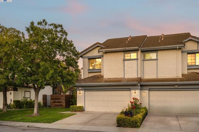 44930 Lynx Dr, Fremont CA: https://media.crmls.org/mediaz/c7631805-cdc5-4bd9-8c3e-4600df100ab8.jpg
