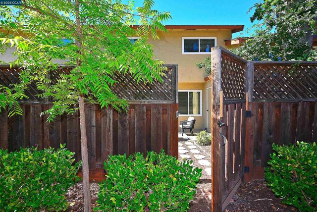 1105 Westmoreland Circle, Walnut Creek CA: https://media.crmls.org/mediaz/c76318a6-de24-447f-99a0-0d36fcb38ab8.jpg
