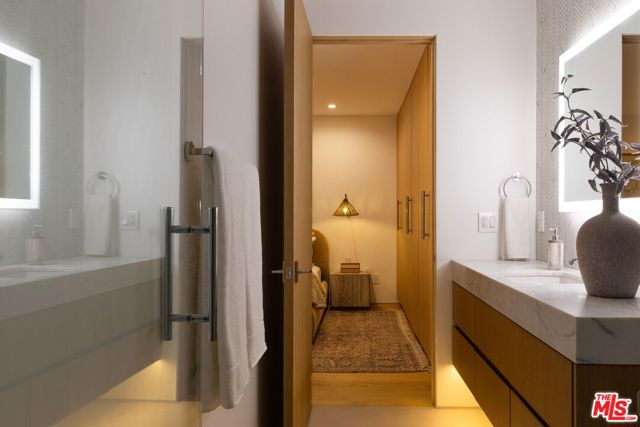 4016 The Strand, Manhattan Beach CA: https://media.crmls.org/mediaz/c763af7b-5156-4f7f-b944-312072b785da.jpg