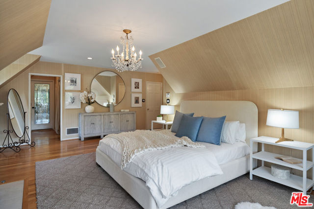 11818 Laurel Hills Road, Studio City CA: https://media.crmls.org/mediaz/c763c38b-bc2c-4085-83bc-1fce8ed04b72.jpg