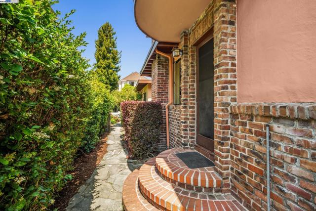 1421 Chestnut St, Alameda CA: https://media.crmls.org/mediaz/c763d26f-a6ca-4c49-abc9-e268b21dcca2.jpg