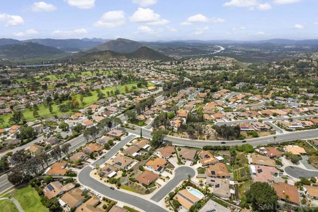 12516 Camino Vuelo, San Diego CA: https://media.crmls.org/mediaz/c76438f5-509f-4d55-905e-2e813746c722.jpg