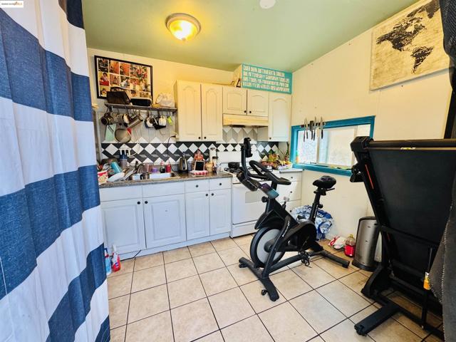 1344 64Th Ave, Oakland CA: https://media.crmls.org/mediaz/c7655533-4140-42eb-be2c-b111fce078e0.jpg