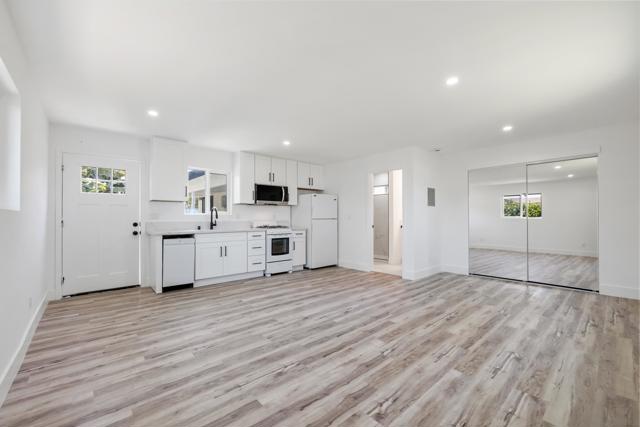 2537 Davis Ave, Carlsbad CA: https://media.crmls.org/mediaz/c765add3-6306-448b-8bfe-21ff7770c6bf.jpg