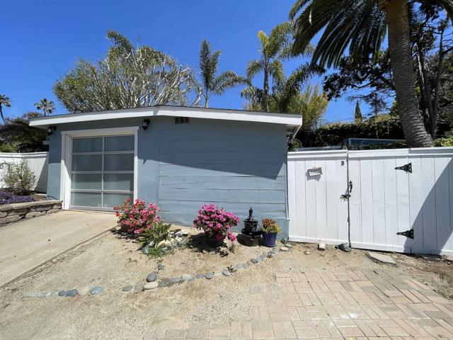 2297 Newcastle Avenue, Cardiff by the Sea CA: https://media.crmls.org/mediaz/c765bbc8-176f-48f4-9968-c14cd0664afd.jpg