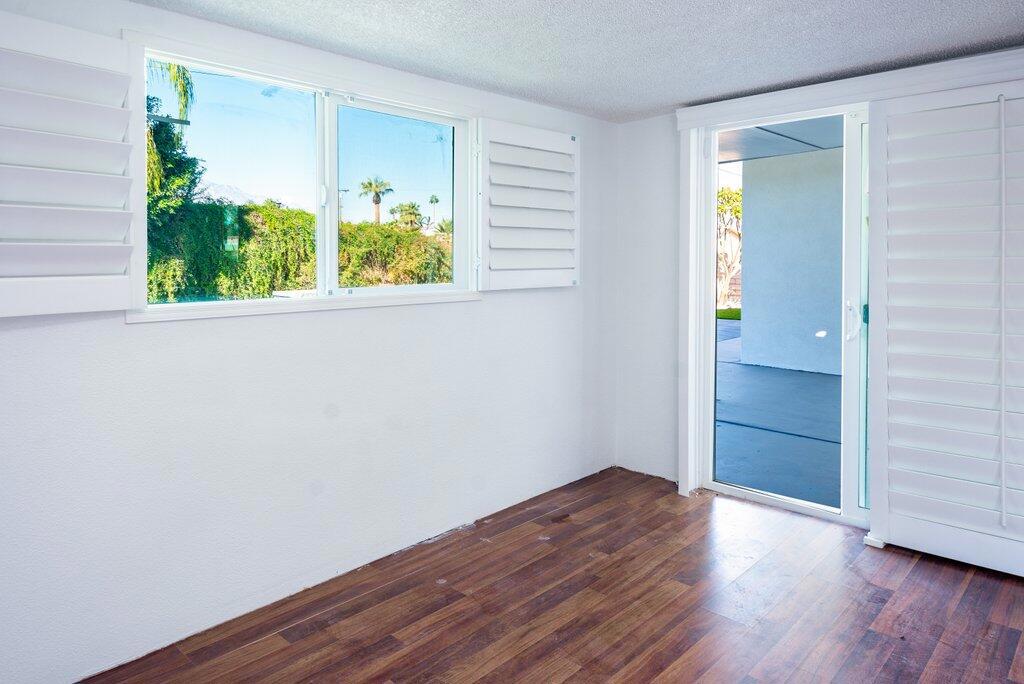 https://media.crmls.org/mediaz/c76621a0-43d9-4a46-a26a-7e1462260139.jpg?preset=X-Large