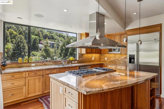 1015 Grand View Dr, Berkeley CA: https://media.crmls.org/mediaz/c766766c-4883-4202-9ab5-e771d83c96fe.jpg