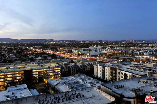 13700 Marina Pointe Drive, Marina del Rey CA: https://media.crmls.org/mediaz/c76820e0-7b42-4f25-8e13-ecb6df1a6d78.jpg