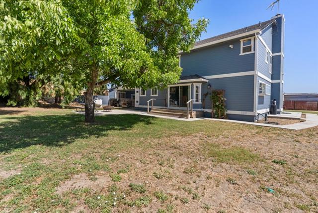 695 Hospital Road, Hollister CA: https://media.crmls.org/mediaz/c7687c0d-de64-47d0-9462-3fa6f2cfa957.jpg
