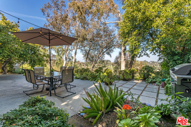 2870 Angelo Drive, Los Angeles CA: https://media.crmls.org/mediaz/c768d217-7d5c-491c-967c-020308149a54.jpg