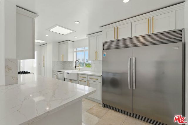 321 N Oakhurst Drive, Beverly Hills CA: https://media.crmls.org/mediaz/c7693924-7833-431f-81a8-fa1461c0277c.jpg