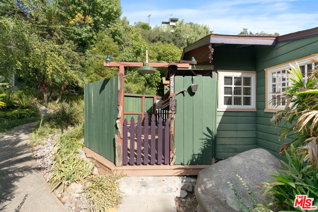 483 Sturtevant Drive, Sierra Madre CA: https://media.crmls.org/mediaz/c7699ef6-48de-4d39-81c4-dba781baa55f.jpg