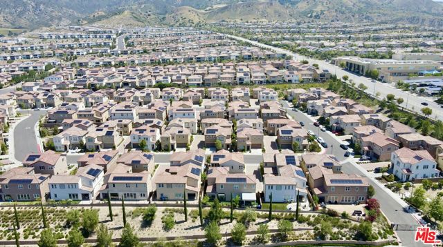 20659 W Beech Circle, Porter Ranch CA: https://media.crmls.org/mediaz/c76b1914-f6df-4ac7-994b-0bc2dc4ecf63.jpg