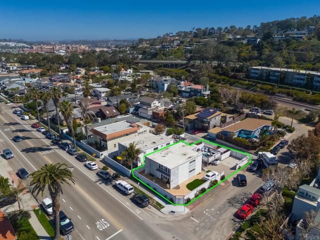 1801 Coast Blvd, Del Mar CA: https://media.crmls.org/mediaz/c76b8196-70ab-4b39-bddc-99ba38195574.jpg