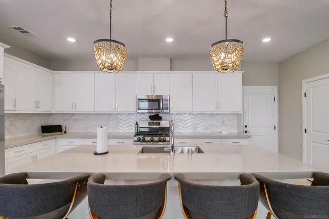 2304 Trevi Cir, Chula Vista CA: https://media.crmls.org/mediaz/c76cd2ea-019e-4961-8905-52b5653eb708.jpg