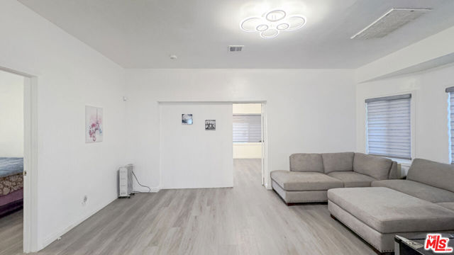 1207 S Harvard Boulevard, Los Angeles CA: https://media.crmls.org/mediaz/c76e204b-1982-45e9-af75-9d44fb0d9005.jpg