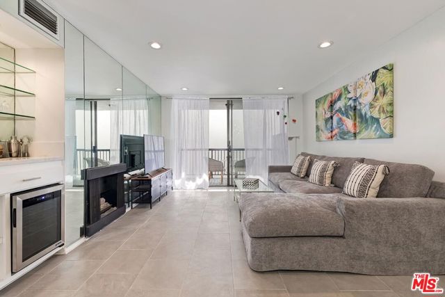 906 N Doheny Drive, West Hollywood CA: https://media.crmls.org/mediaz/c76f37ee-a669-4384-88a0-9e600fa04ac5.jpg