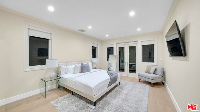 1447 San Ysidro Drive, Beverly Hills CA: https://media.crmls.org/mediaz/c76f3b7c-a9b8-4467-b39b-a2917107ee85.jpg